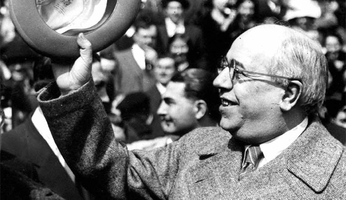 Manuel Azaña saluant la foule, chapeau à la main