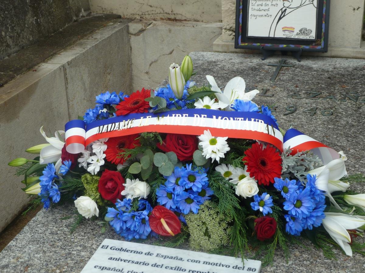 Fleurs et drapeaux sur la tombe de Manuel Azaña lors de l’hommage de 2020